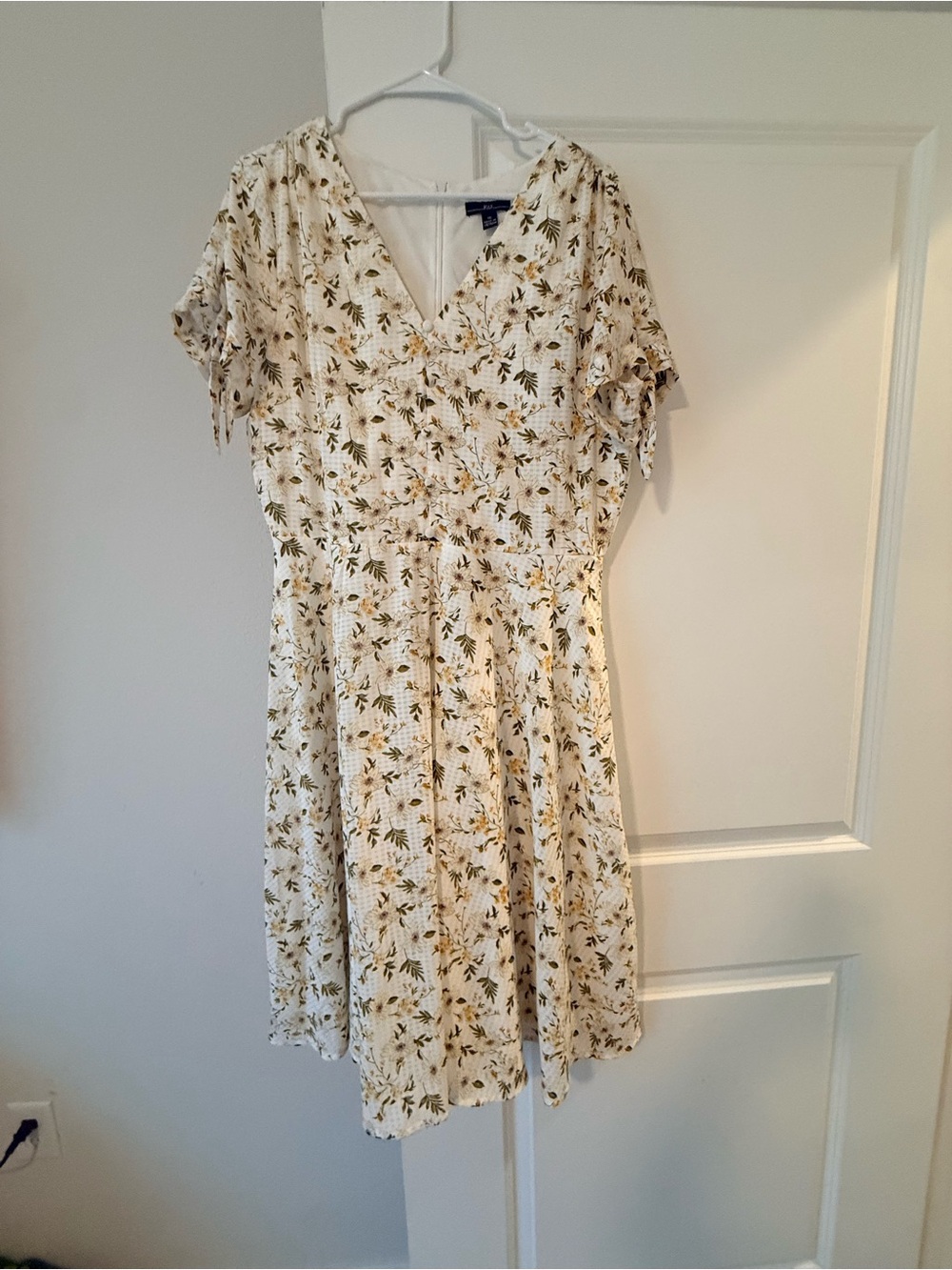 R&K Cream Floral V-Neck Short Sleeve Dress